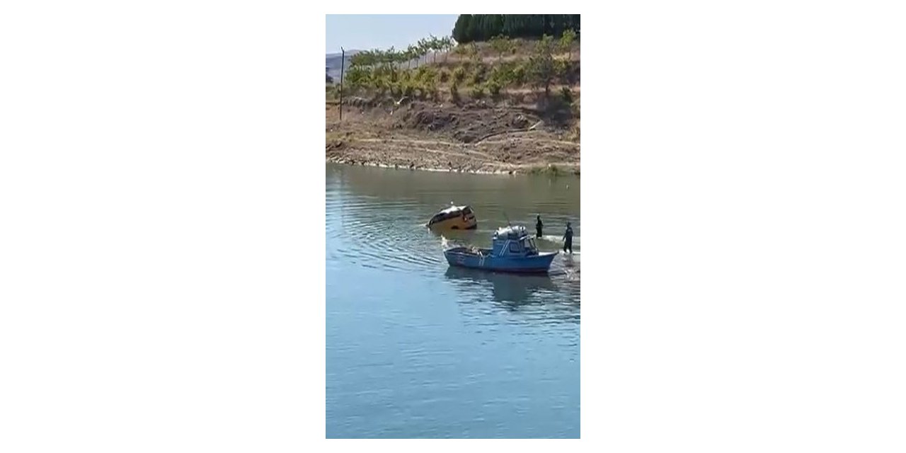 Elazığ'da çocuk el frenini indirince araç baraj sularına gömüldü