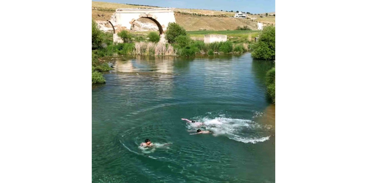 Arabanlı vatandaşlar akarsularda serinliyor
