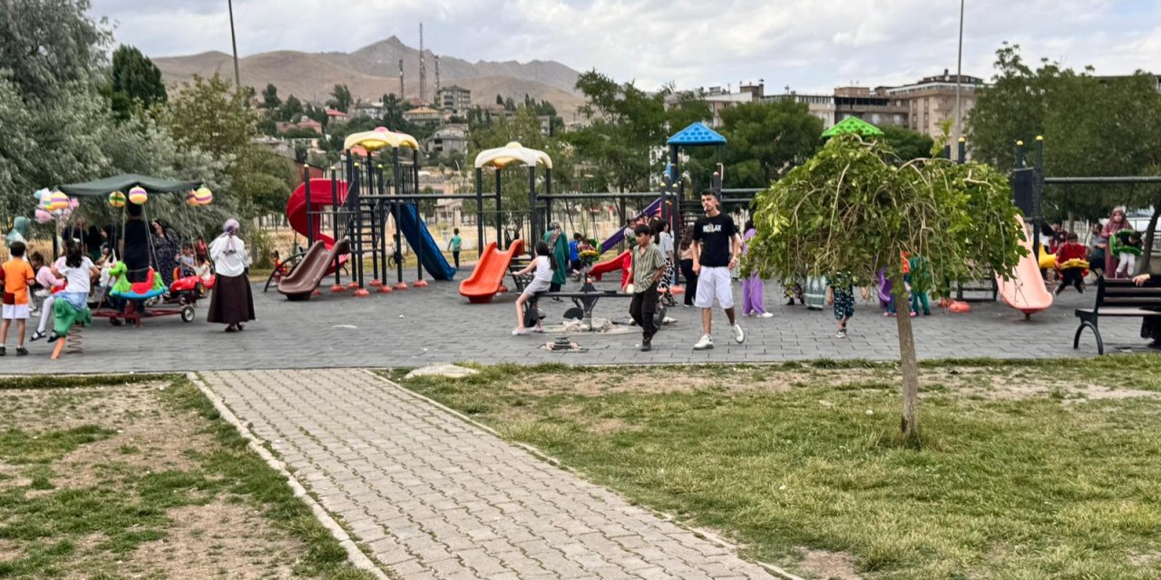Yüksekova’da hafta sonu parklar doldu