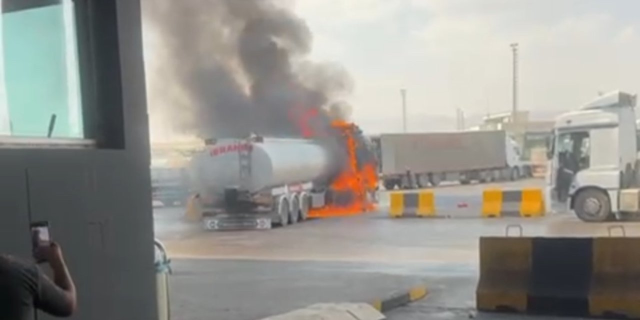 Habur’da akaryakıt yüklü tanker alev aldı