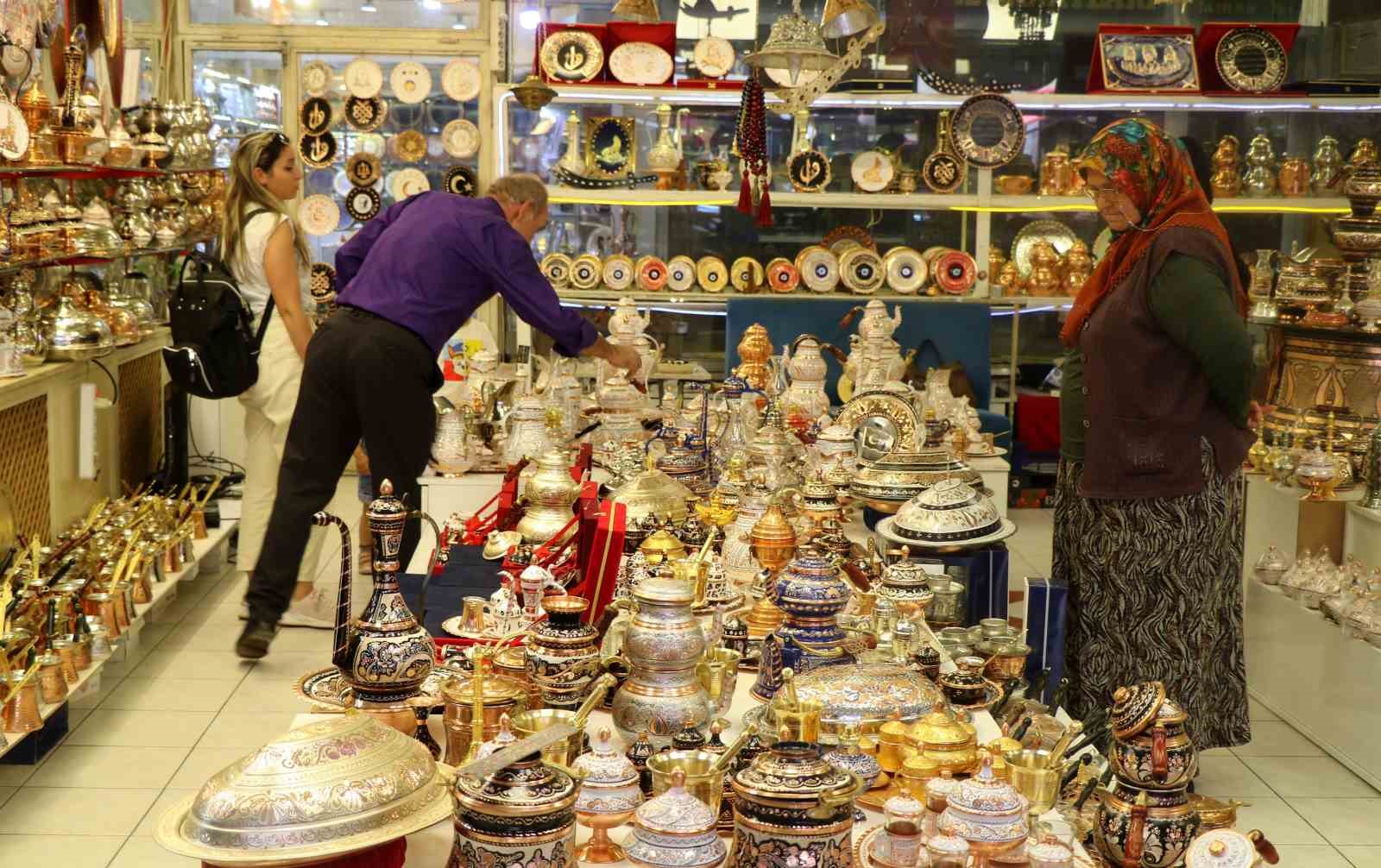 Erzincan Bakırcılar Çarşısı, bakır ustalarının çekiç sesleriyle anılırken, son dönemde sessizliğe büründü