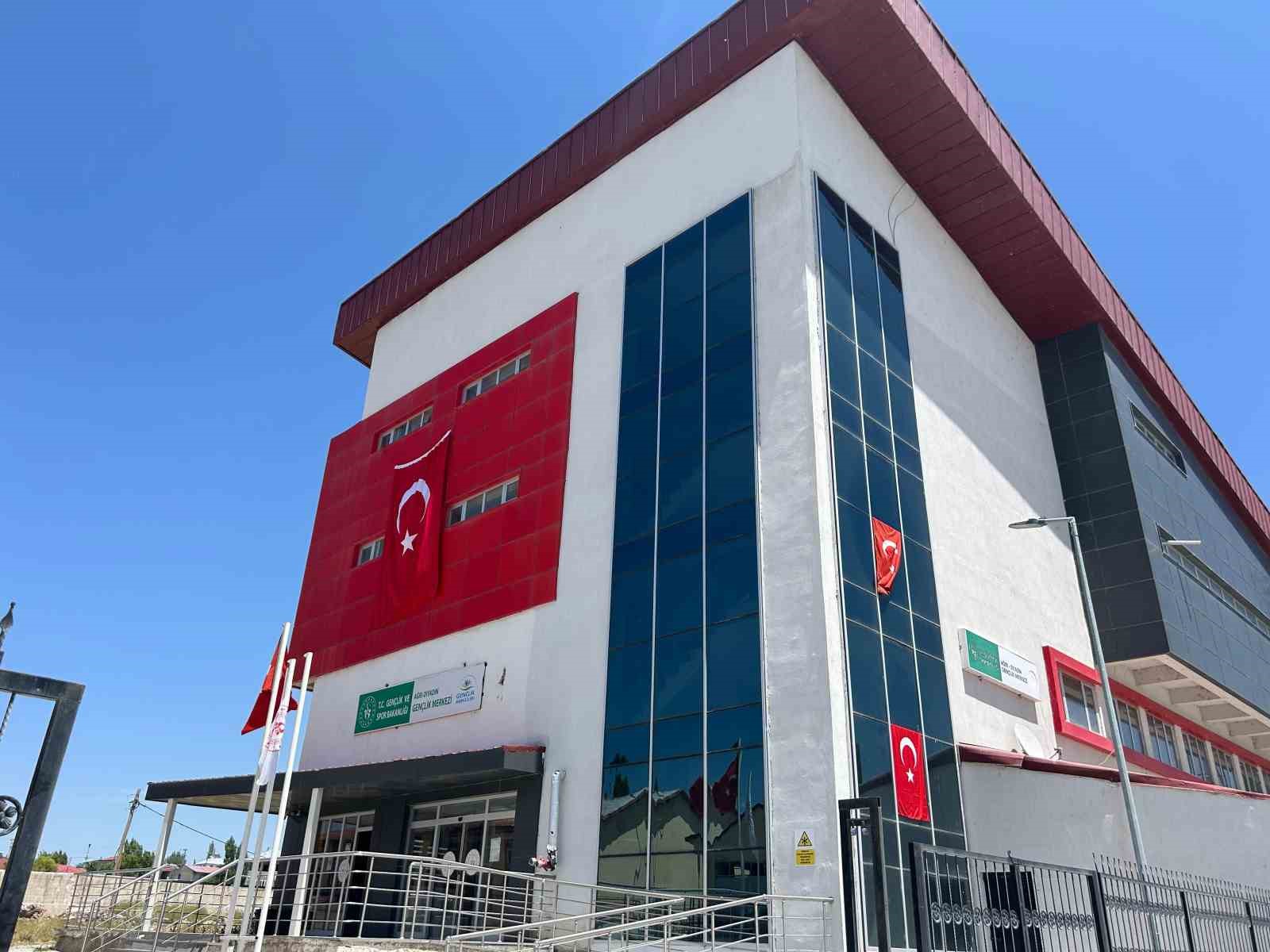 Diyadin’de sokaklar kırmızıya döndü