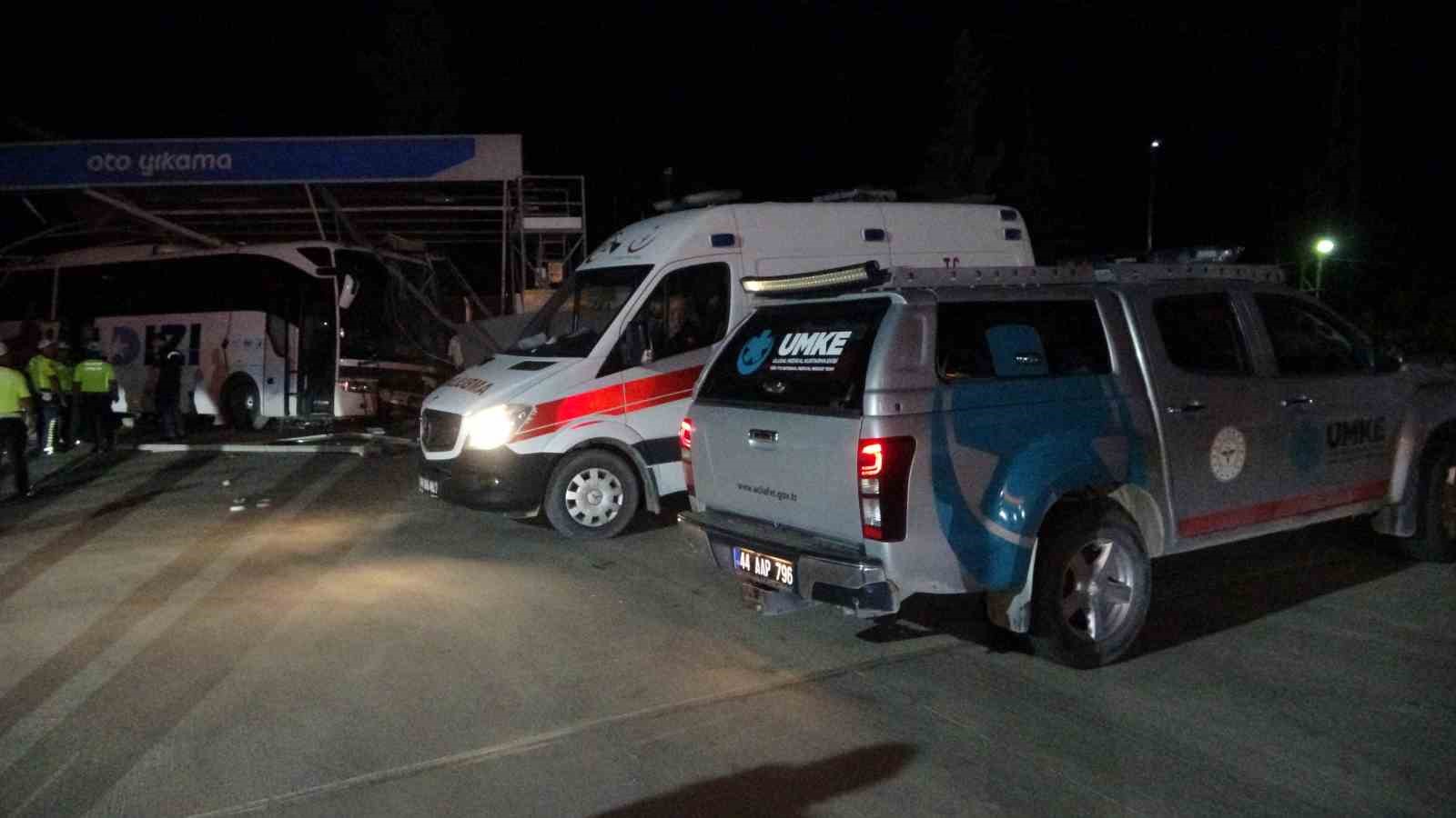 Malatya’da kontrolden çıkan yolcu otobüsü oto yıkamaya daldı: 8 yaralı