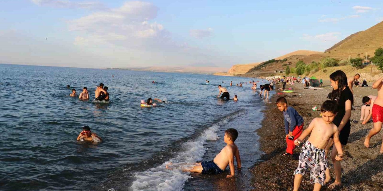 Sıcaktan bunalan vatandaşlar Van Gölü’nde serinledi