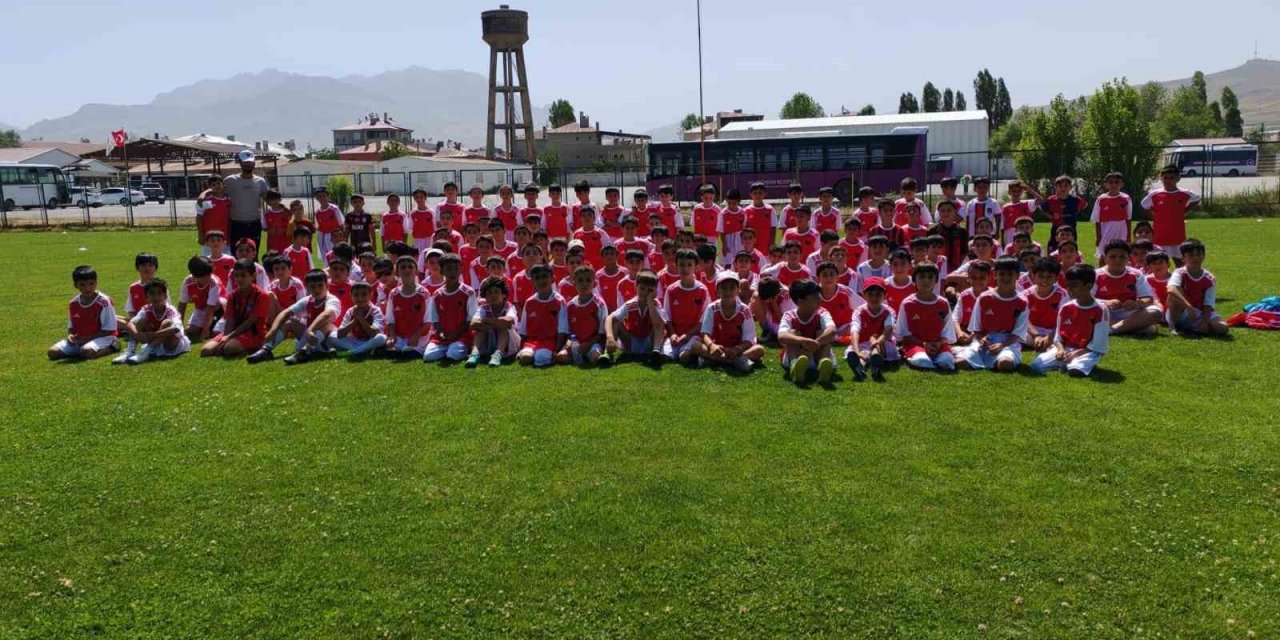 Futbol yaz spor okulu 400’ü aşkın öğrenciyle sürüyor