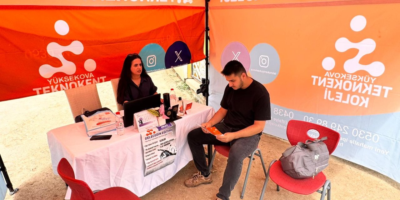 Yüksekova’da LGS öğrencileri için rehberlik standı açıldı