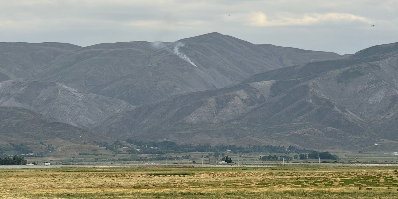 Yüksekova’da dağlık alanda ot yangını çıktı