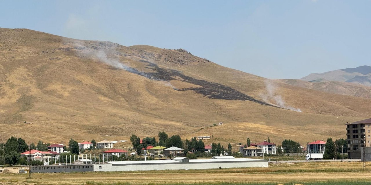Yüksekova’da dağlık bölgede ot yangını