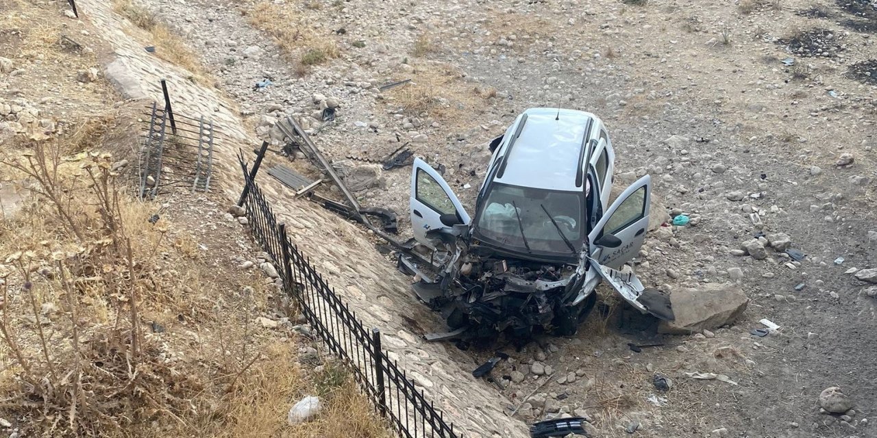 Hafif ticari araç şarampole yuvarlandı: 1 kişi yaralandı