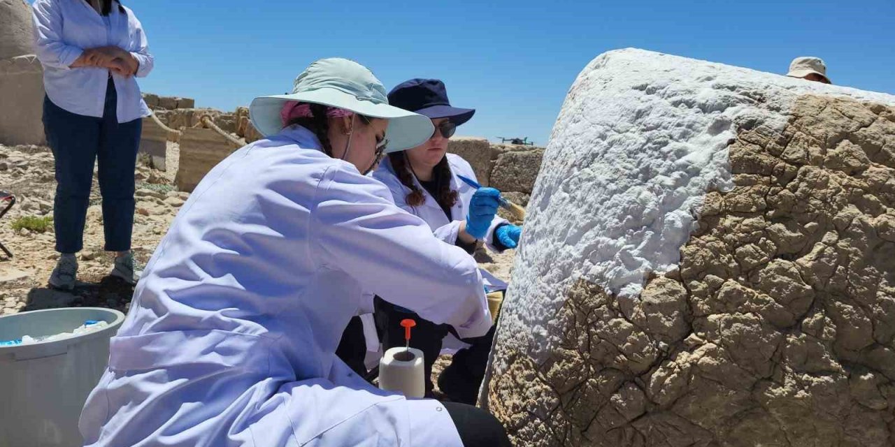 Adıyaman'daki Nemrut Dağı’ heykellerine nano kireç enjekte edildi