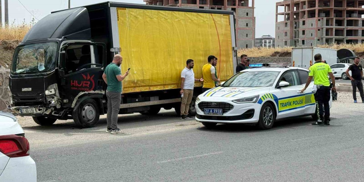 Kamyonet ile otomobil kafa kafaya çarpıştı: 2 kişi yaralandı