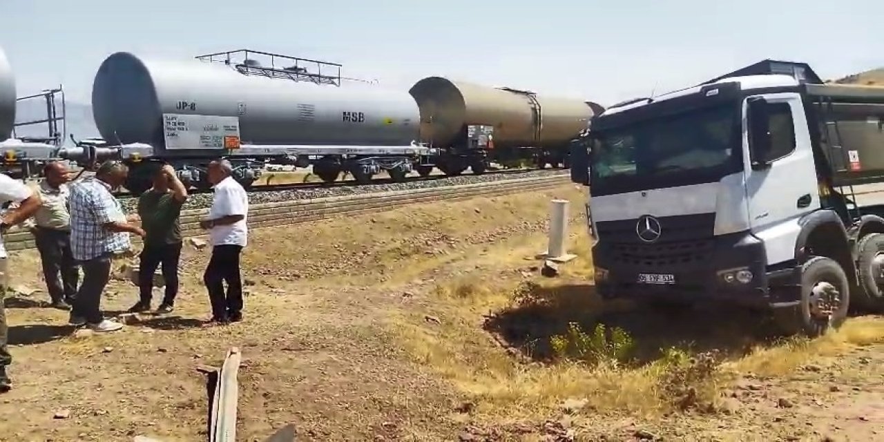 Elazığ’da tren kamyona çarptı: 1 kişi yaralandı