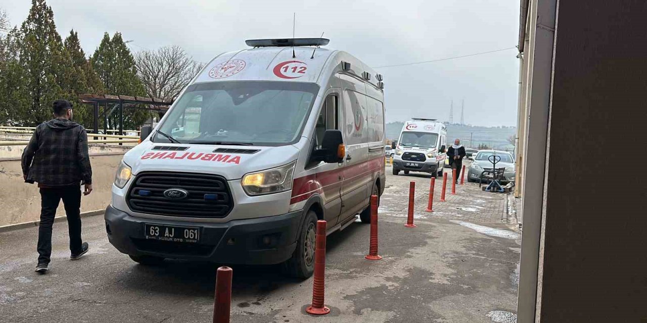 Şanlıurfa'da yolun karşısına geçerken otomobilin çarptığı 2 kişi yaralandı