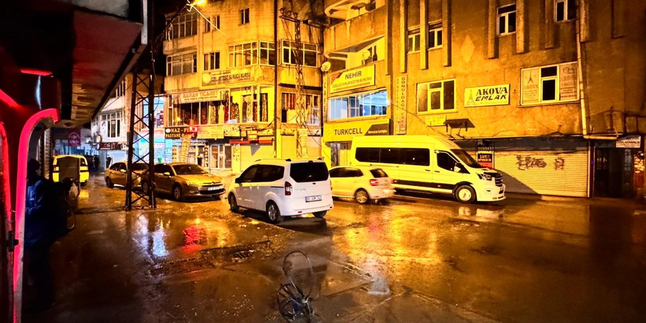 Yüksekova’da akşam saatlerinde sağanak etkili oldu