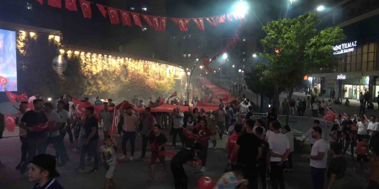 Şırnak’ta demokrasi nöbetine yoğun ilgi