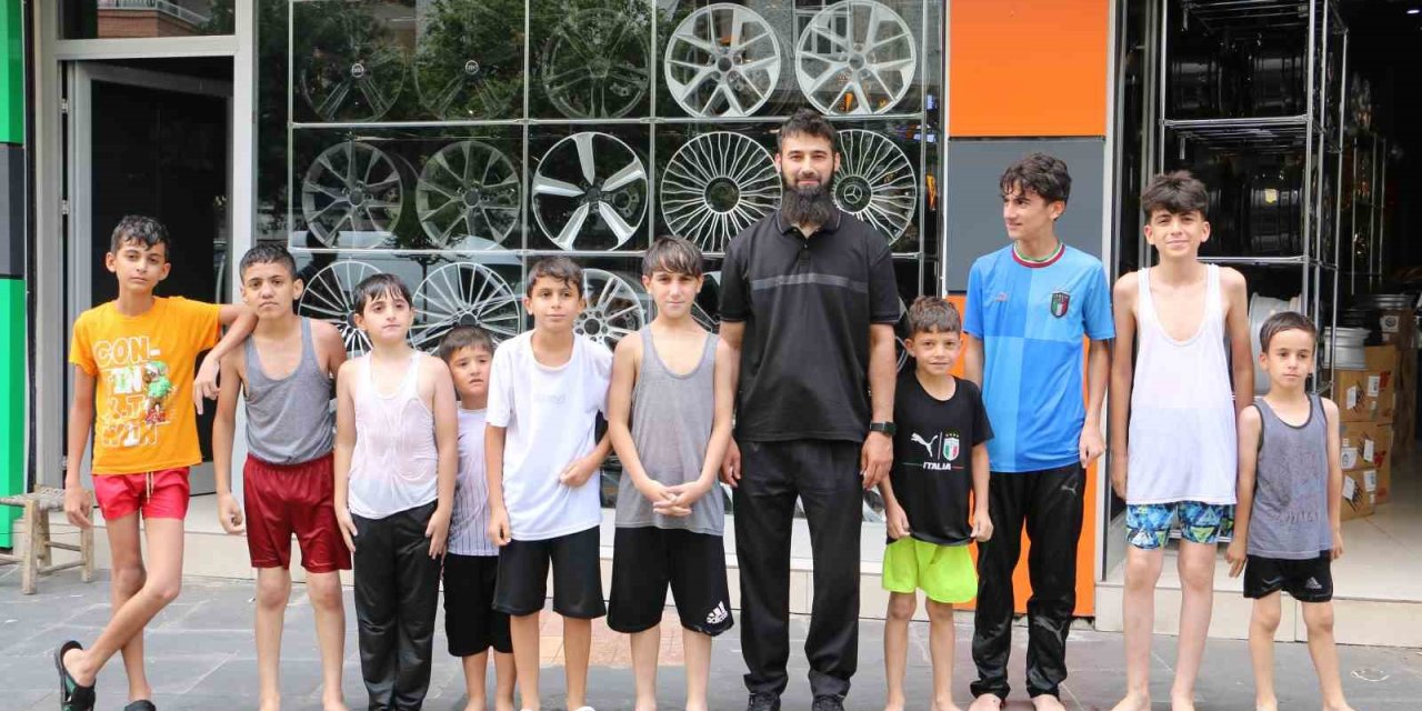 Diyarbakır'da esnaf sıcaktan bunalan çocuklara şişme havuz açtı