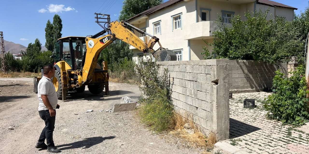 Yüksekova Belediyesi üç mahallede asfalt çalışmalarına başladı