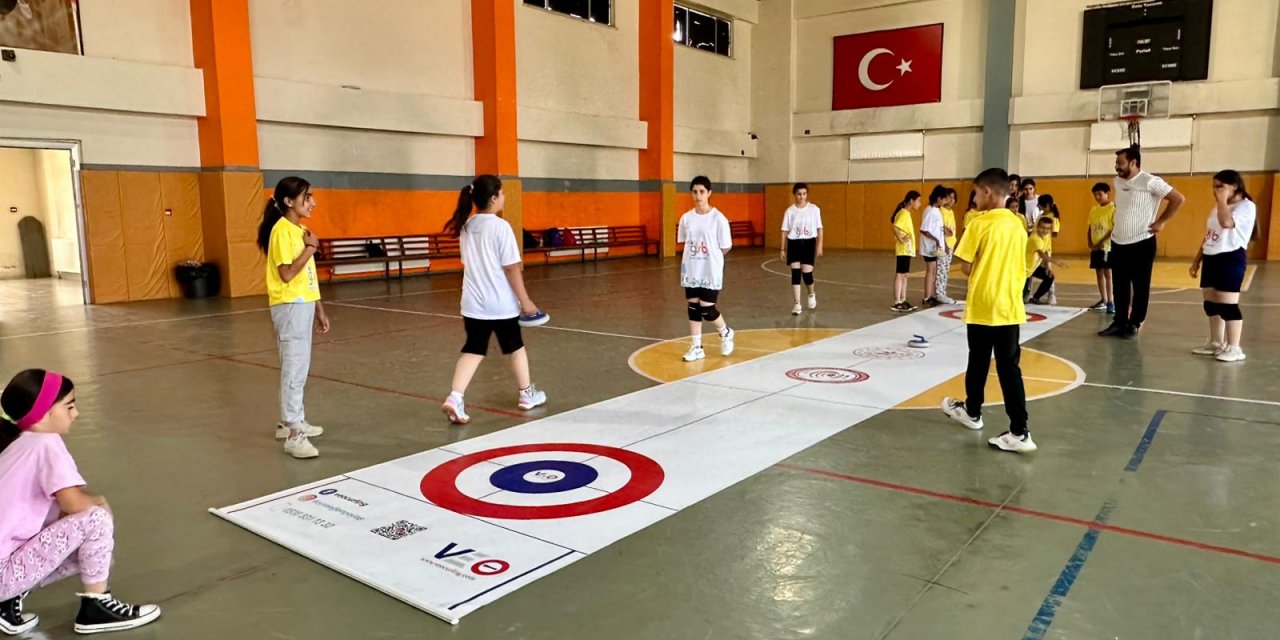 Yüksekova’da Floor Curling tanıtıldı: Gençler yeni spor dalıyla buluşuyor