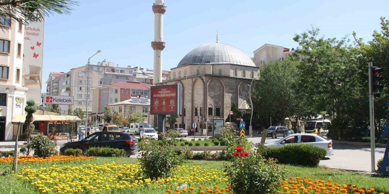Van’daki cadde ve kavşaklar renklendi