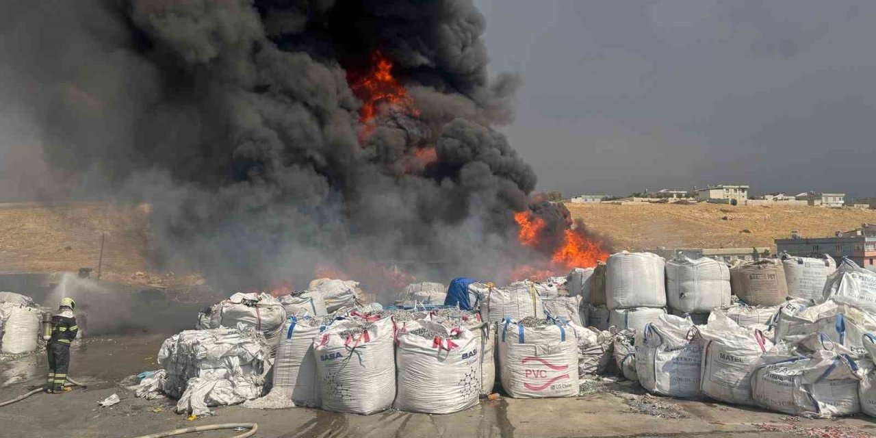 Gaziantep’te geri dönüşüm fabrikasında yangın çıktı