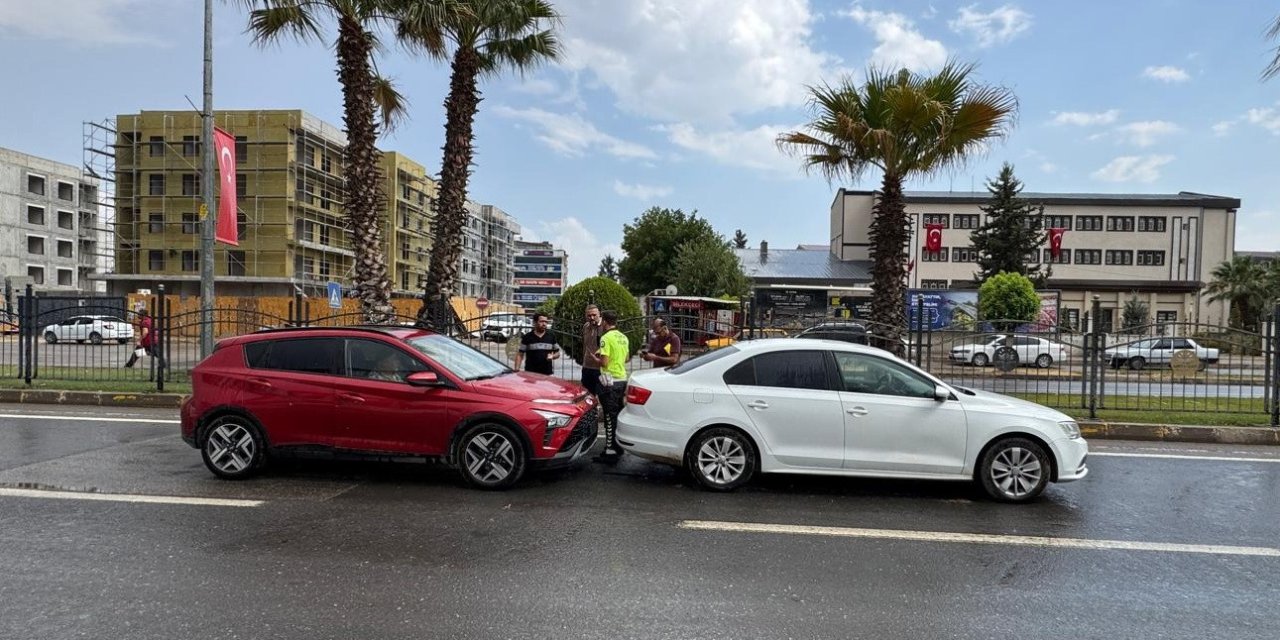 Adıyaman’da iki otomobil çarpıştı: 2 kişi yaralandı