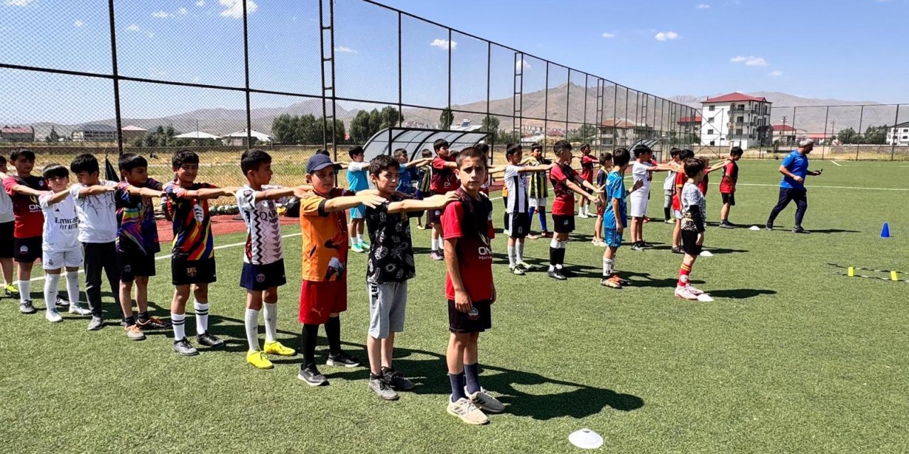 Yüksekova Belediyesi, Yaz Futbol Okulu çalışmalarına başladı