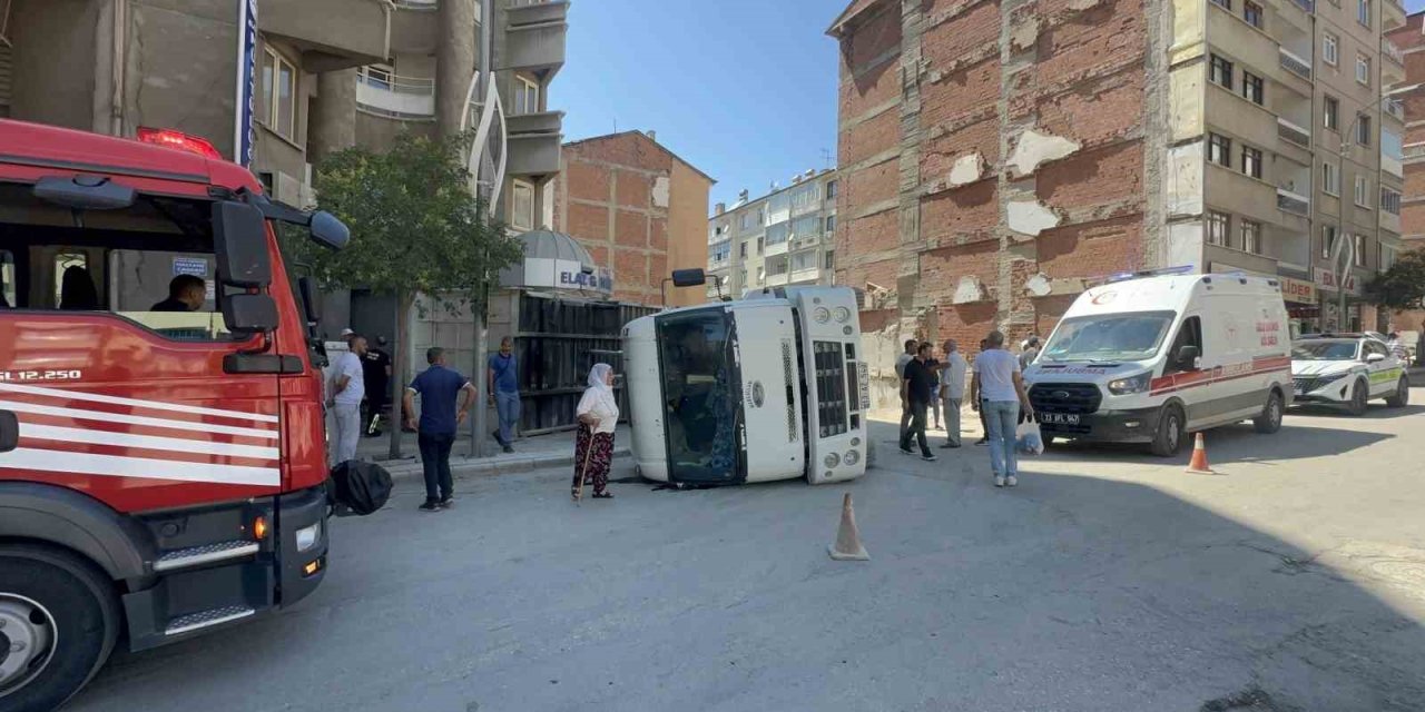 Elazığ’da hafriyat kamyonu otomobilin üzerinde devrildi: 1 kişi yaralandı