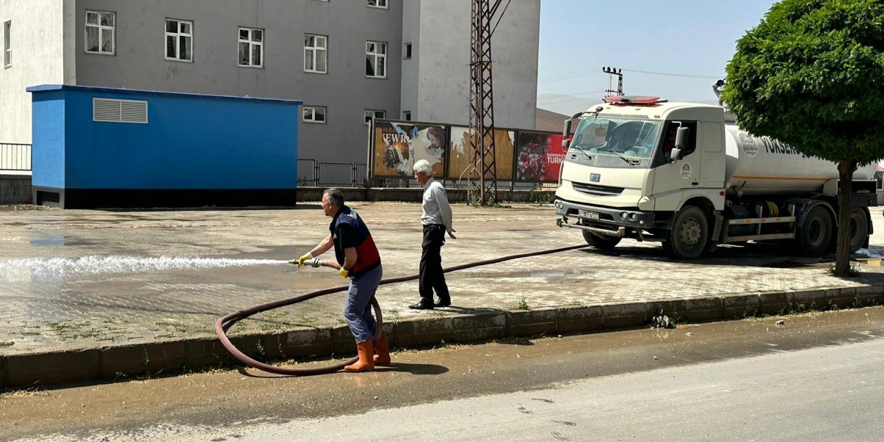 Yüksekova’da cadde ve kaldırımlar tazyikli suyla temizlendi