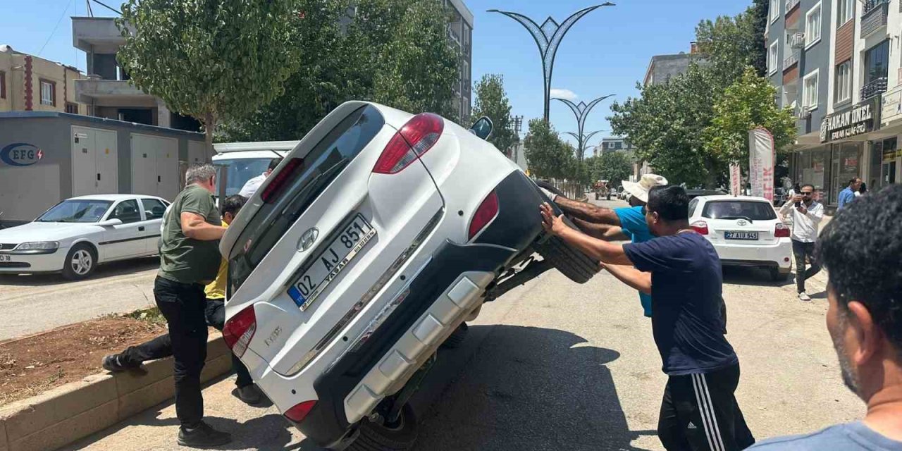 Adıyaman'da araçla çarpışan otomobil devrildi: 1 yaralı