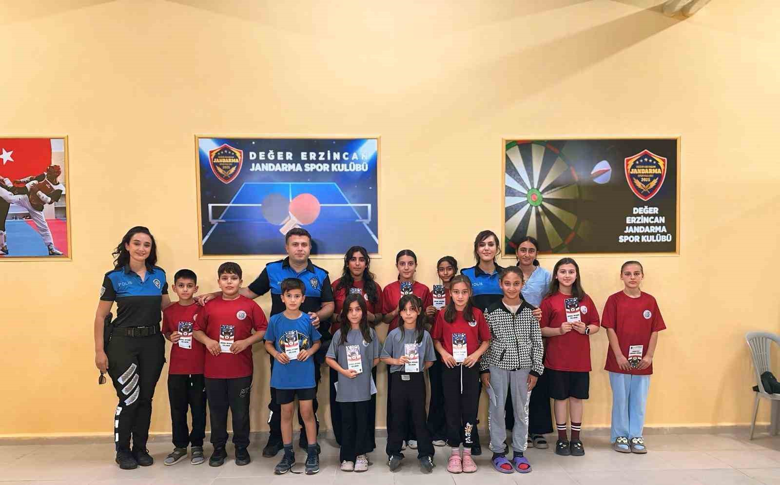 Erzincan emniyeti öğrencileri bilgilendirmeyi sürdürüyor