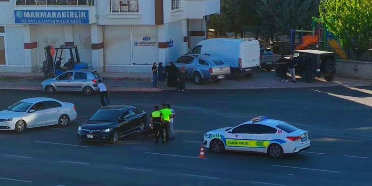 Elazığ'da otomobile çarpan motosikletin sürücüsü yaralandı
