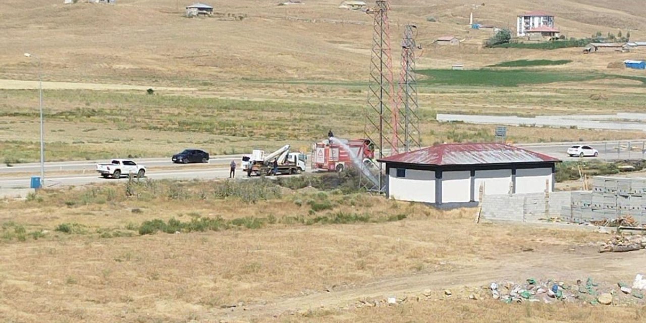 Şemdinli yolu üzerindeki arazide yangın