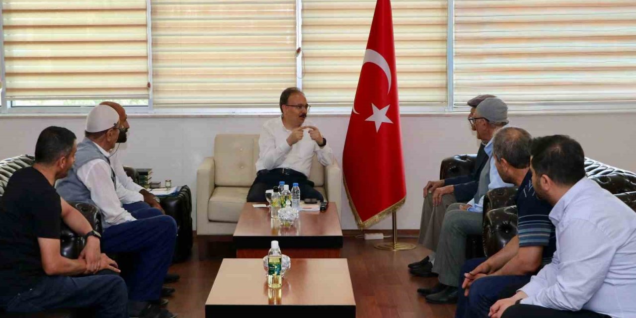 Siirt Valisi Kemal Kızılkaya, vatandaşlarla buluşmayı sürdürüyor