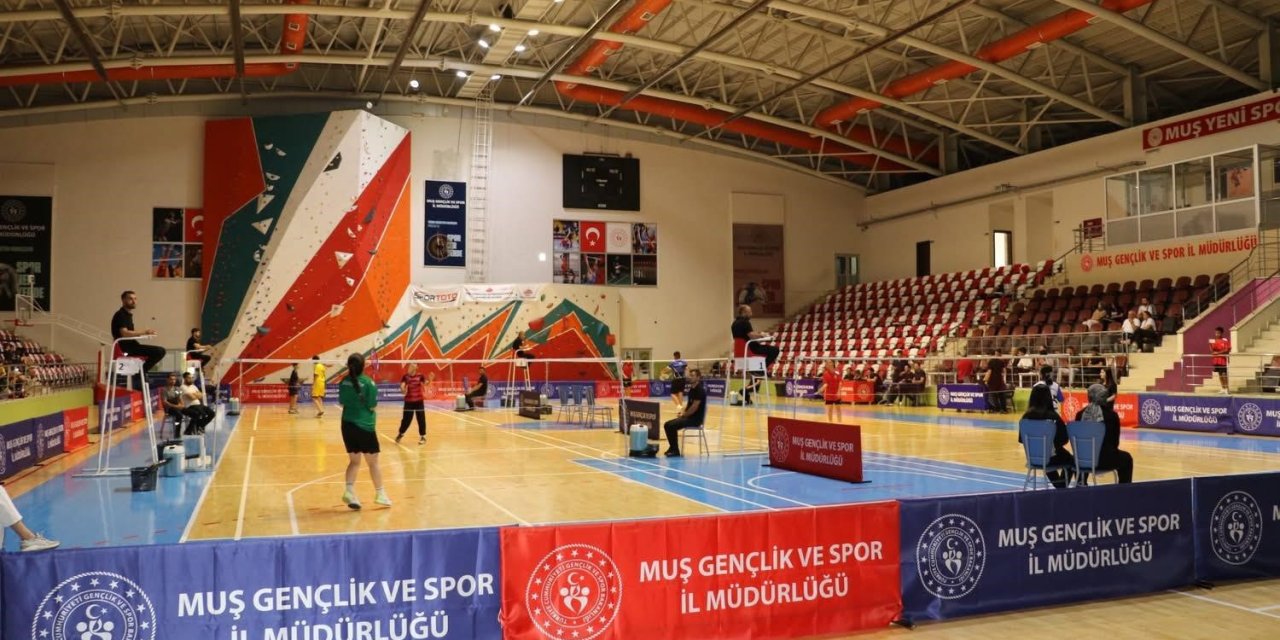 Badmintonun yıldızları Muş’ta bir araya geldi