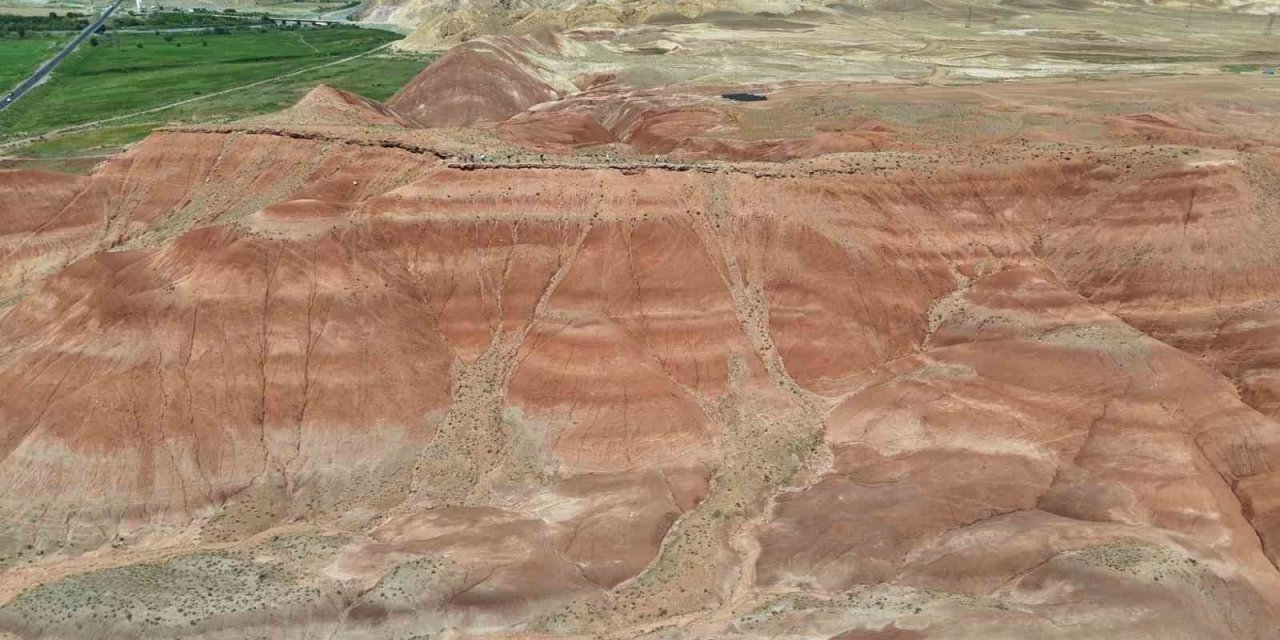 Mars’ı andıran ’Gökkuşağı Tepeleri’ ziyaretçi ağırlıyor