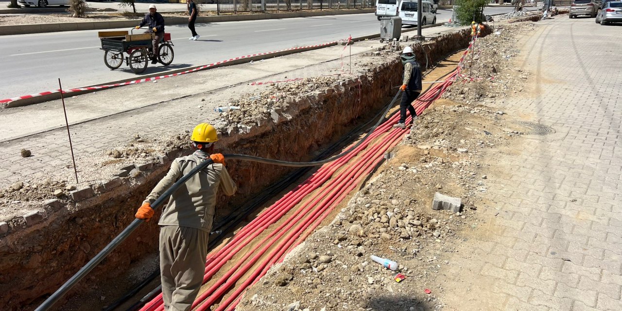 Yüksekova’da enerji altyapısı yenileme çalışmaları sürüyor: “45-50 yıllık elektrik direklerini kaldıracağız”