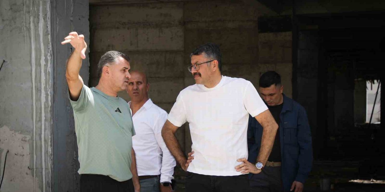 Hakkari Valisi Çelik, çok amaçlı spor salonu inşaatını inceledi