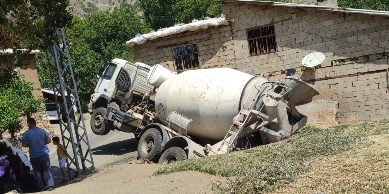 Hakkari’de beton mikseri ahırın üzerine yan yattı