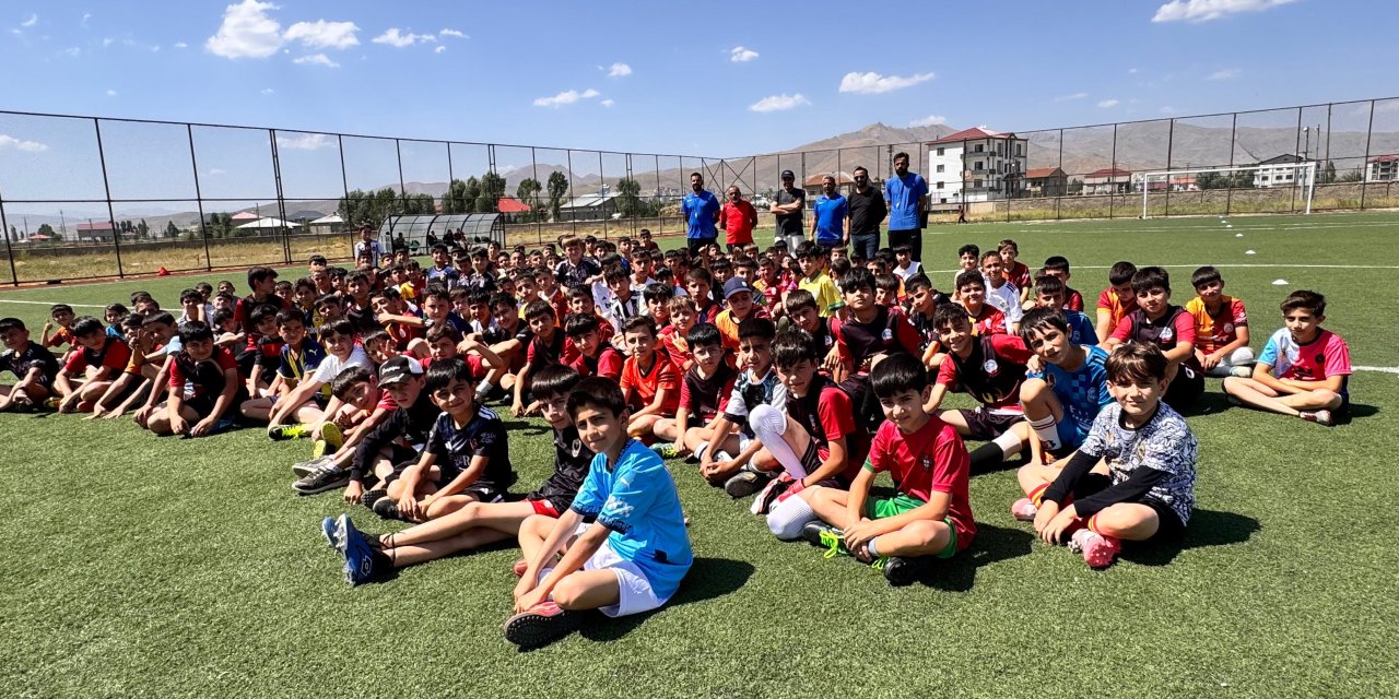 Yüksekova’da yaz futbol okulu ile 600 çocuk sahada buluşuyor