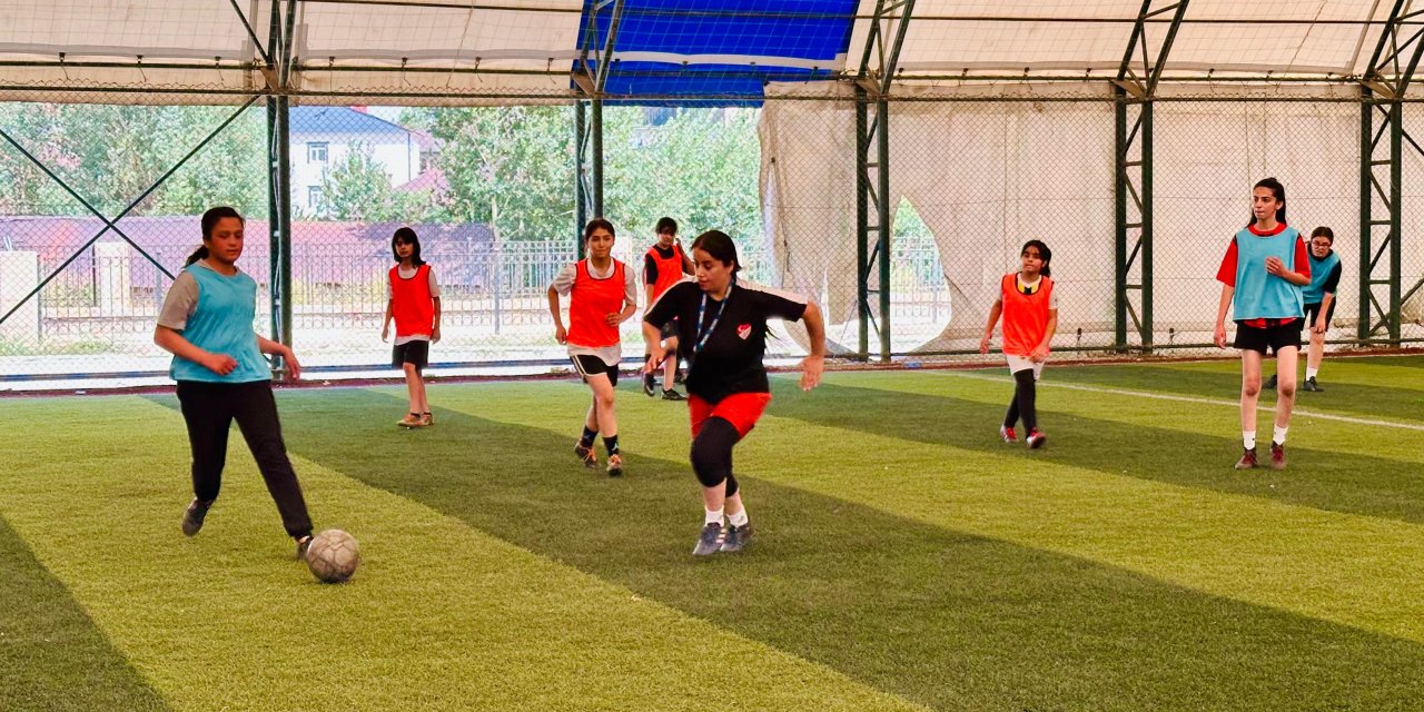 Yüksekova’nın kız futbol takımı yarı finalden döndü