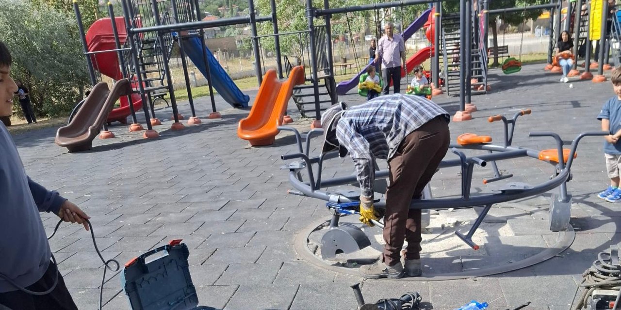 Yüksekova’daki parklarda kırılan oyun grupları onarıldı