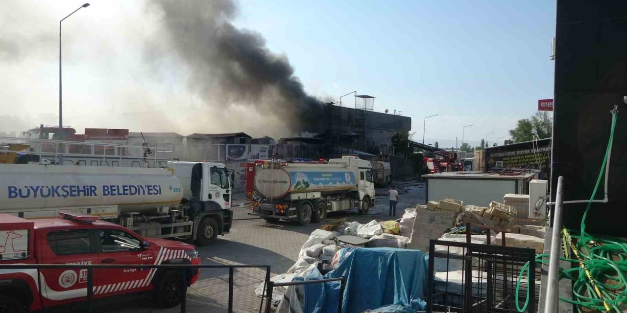 Malatya’da hırdavat mağazasında çıkan yangın söndürüldü