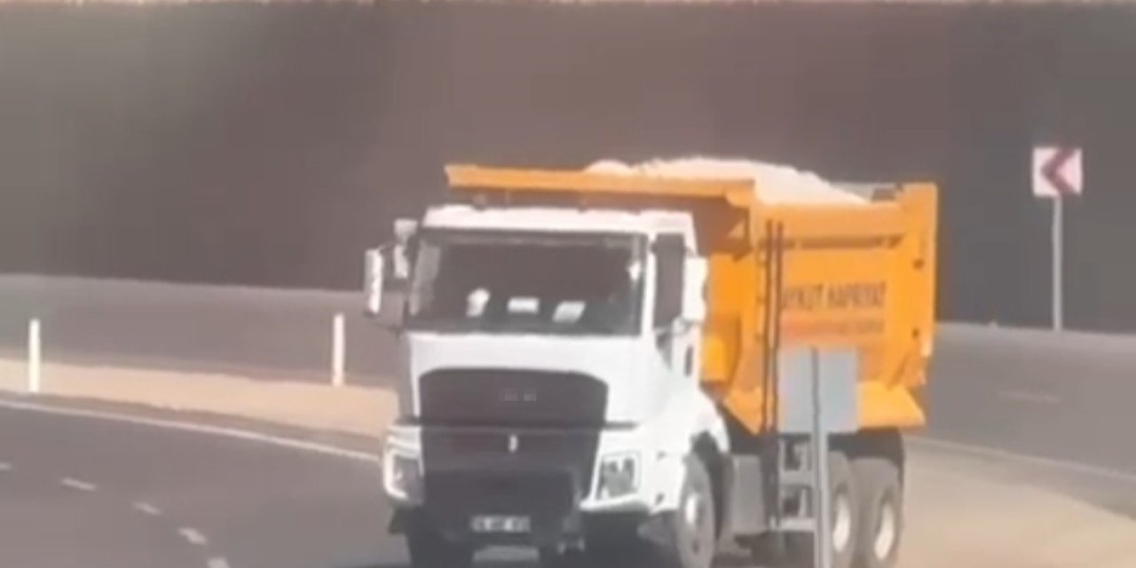 Siirt'te hafriyat kamyonu karşı şeride geçerek trafiği tehlikeye attı