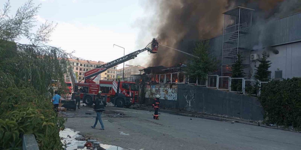 Malatya’da hırdavat malzemelerinin satıldığı iş yerinde yangın çıktı