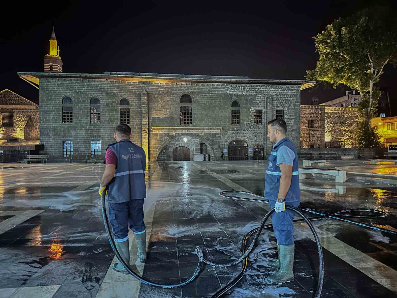 Turistlerin uğrak yeri Sur ilçesi dezenfekte ile yıkandı