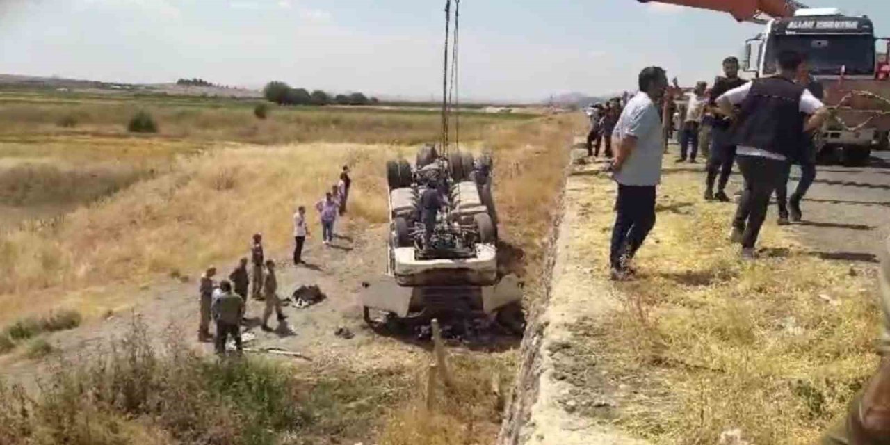 Şanlıurfa’da kum kamyonu şarampole devrildi: 2 kişi yaralandı