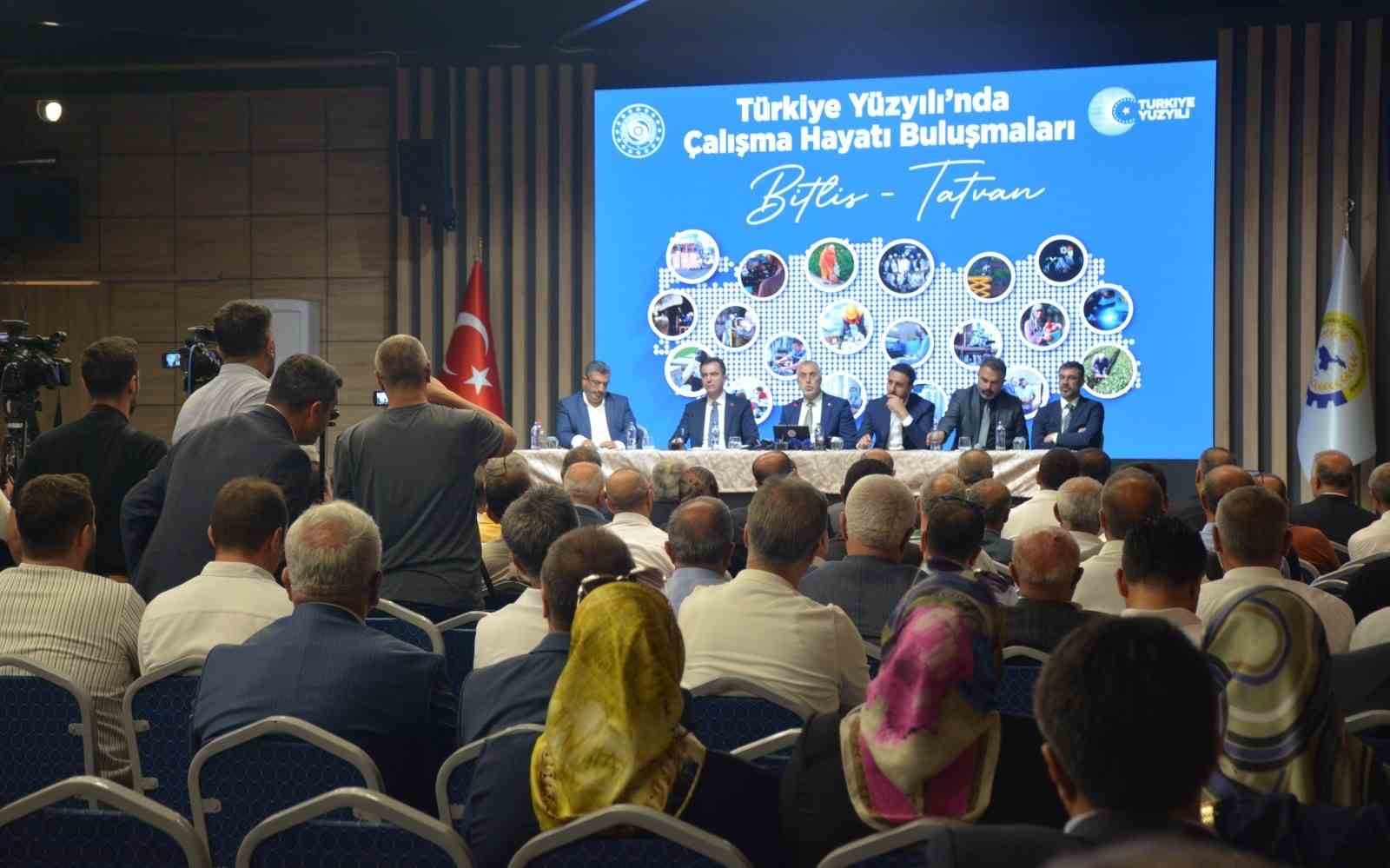 Bakan Vedat Işıkhan: "Bugün geleceğe umutla yürüyoruz"