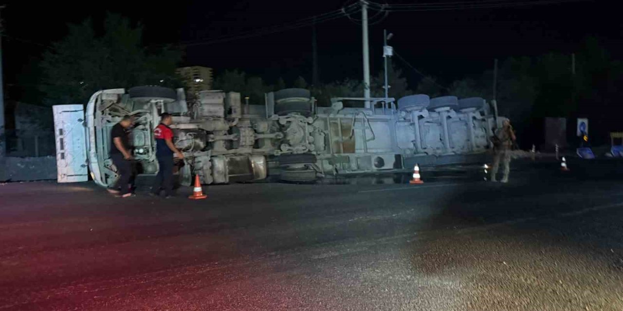 Mardin’de kontrolden çıkarak devrilen tırın sürücüsü yaralandı