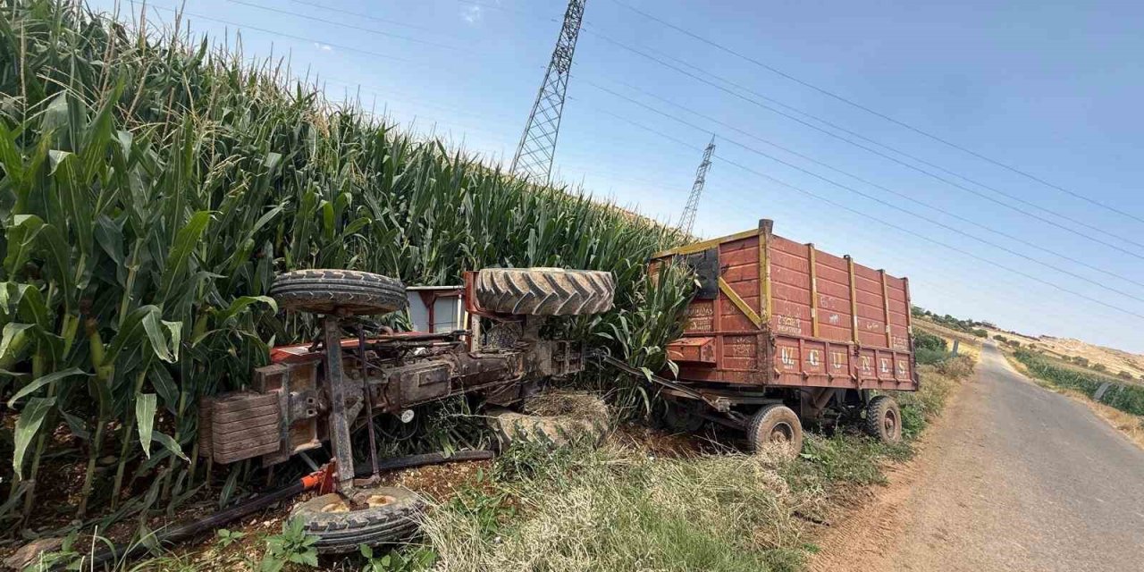 Mardin’de kontrolünden çıkan traktör mısır tarlasına devrildi