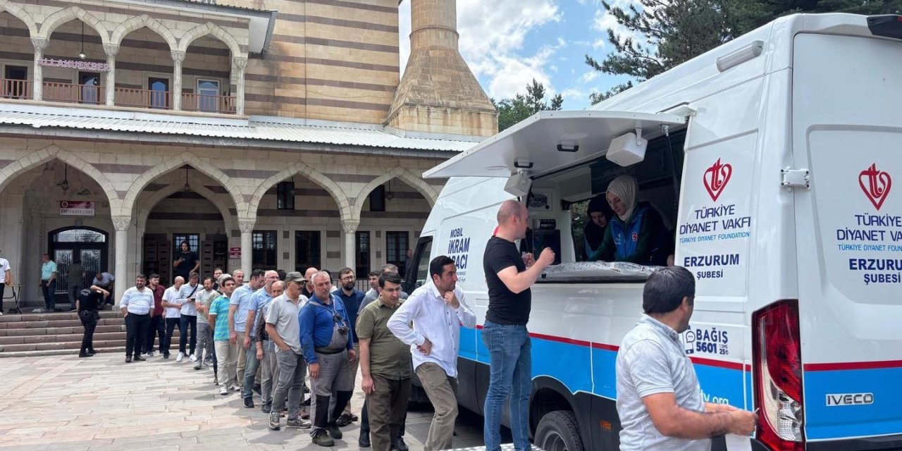 Türkiye Diyanet Vakfı Erzurum Kadın Kolları aşure ikram etti